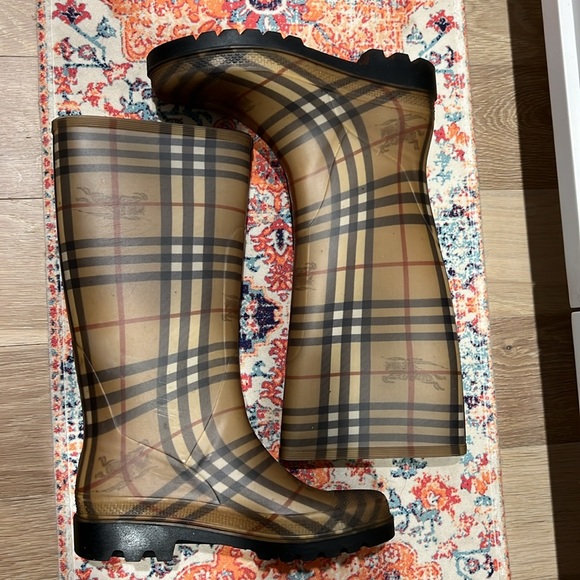 Burberry haymarket rain boots size 8.5 - Picture 2 of 9